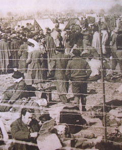 Detalle de una foto del periódico: españoles en el campo de concentración de Argèles sur mèr